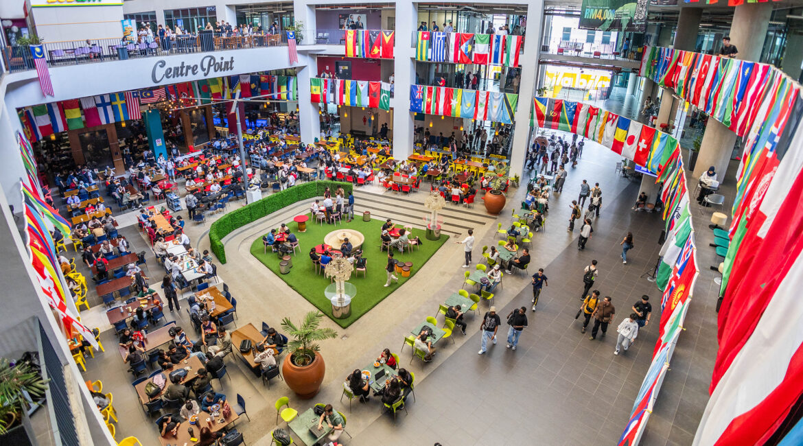 各国の国旗が並ぶAsia Pacific University（APU）のCentre Point
