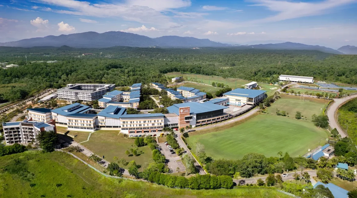 緑に囲まれたEpsom College in Malaysiaのキャンパス全景