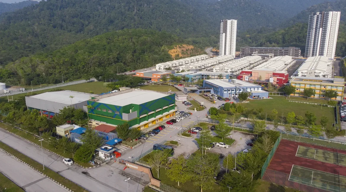 緑に囲まれたTenby Schools Ipohのキャンパス全景