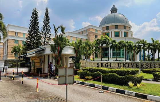 ドーム屋根が特徴的なSEGi Universityのキャンパス正門